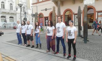 Protest împotriva deciziei CCR de revocare a șefei DNA. Flashmob inedit la ”Stâlpii împușcați”