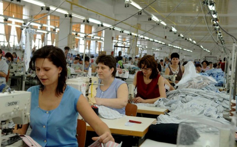 Femeia trebuie să aibă dreptul să poată munci până la 65 de ani. CCR: Altfel, vorbim de discriminare