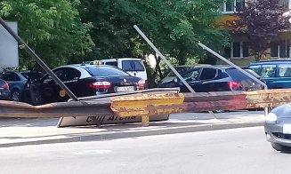 Panou dărâmat de camion în sensul de pe Tăietura Turcului: "A accelerat fără nicio jenă, panoul era să cadă pe maşinile parcate"