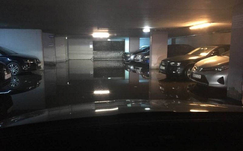 Ploaia a făcut ravagii la Cluj. Parkingul de la Primărie, inundat
