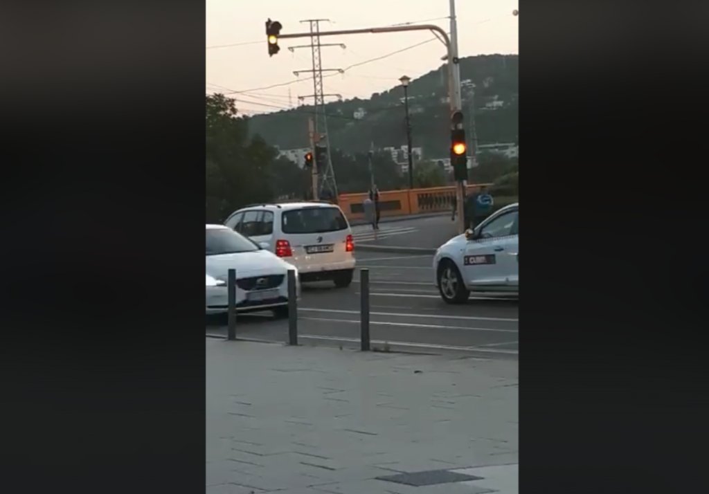 ”Verde la mașini, 6 secunde!” A înnebunit un semafor