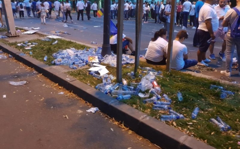 Imediat după miting, Piaţa Victoriei a fost curăţată de 100 de muncitori