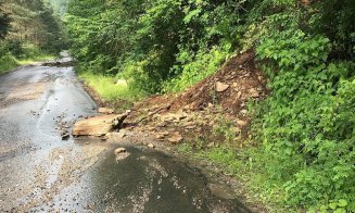 Alunecări de pământ şi arbori căzuţi pe un drum de munte din Cluj