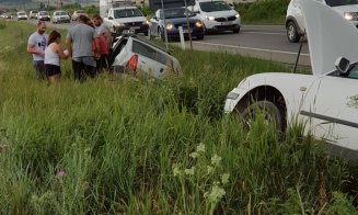 Accident în Apahida. Două maşini răsturnate în şanţ