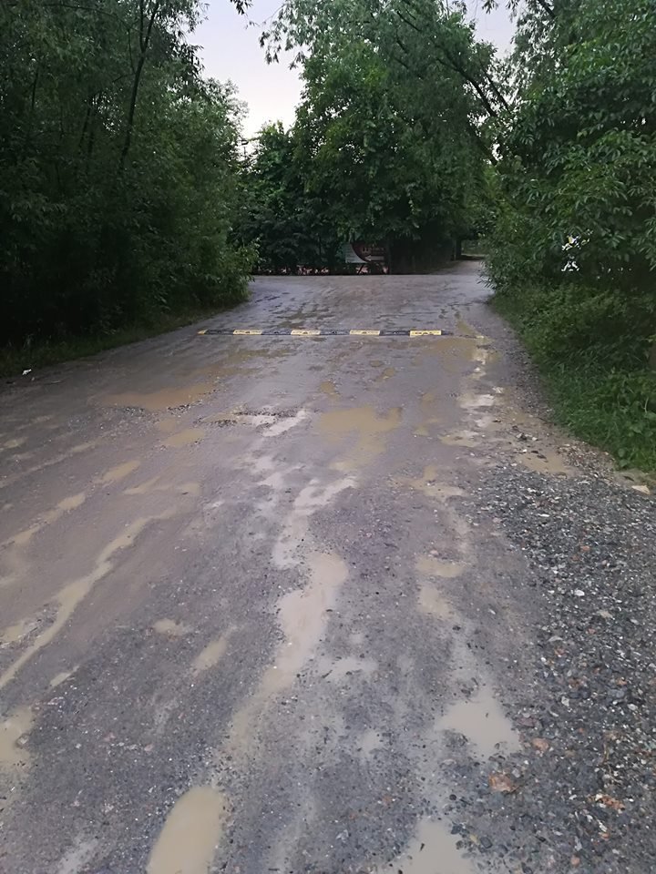 Doar în România! Limitator de viteză pe un drum neasfaltat din Cluj