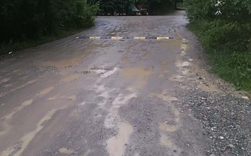 Doar în România! Limitator de viteză pe un drum neasfaltat din Cluj