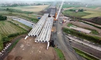 Grinzile au fost instalate. Ce urmează pe şantierul podului ce trece autostrada peste Someş
