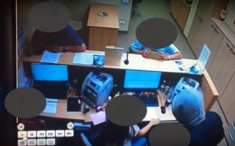 Filmului jafului de la banca din Cluj. Angajaţii ameninţaţi cu cuţitul, clienţii au înlemnit