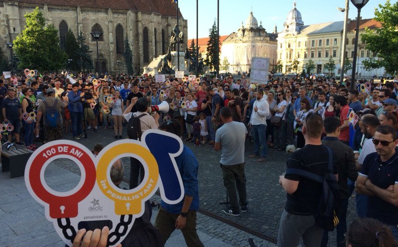 Mii de clujeni au ieșit în stradă. ”Jos Dragnea, jos, ești un ticălos!”