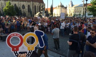 Mii de clujeni au ieșit în stradă. ”Jos Dragnea, jos, ești un ticălos!”
