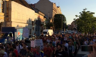 Clujenii au ieșit din nou în stradă: ”Ultima soluție, încă o revoluție”