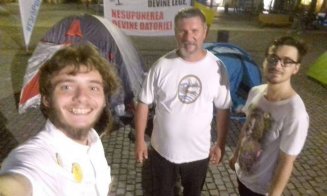 Golaniada 2.0. Mai mulţi protestatari şi-au adus corturi să doarmă în Piaţa Unirii