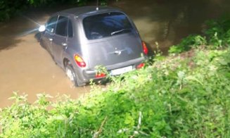 Se întâmplă la Cluj. A intrat cu maşina la apă! Omul a fost relaxat total