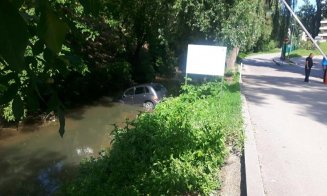 Se întâmplă la Cluj. A intrat cu maşina la apă! Omul a fost relaxat total