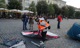 Nu are casă, dar e prezent la toate protestele împotriva guvernului PSD de la Cluj. Oamenii s-au mobilizat şi încearcă să-l ajute
