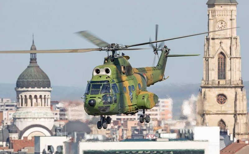 Elicoptere militare şi MIG 21 Lancer, deasupra Clujului