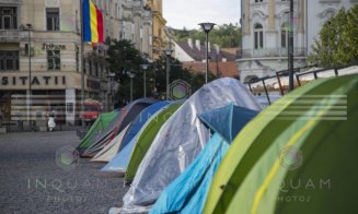 Polițiștii locali îi intimidează pe protestatarii din centrul Clujului cu amenzi ridicole. 1.000 de lei pentru un cablu întins pe jos