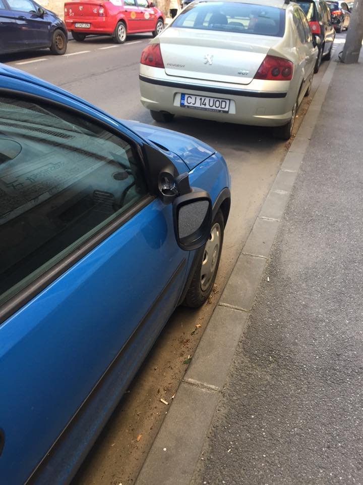 Oglinzile maşinilor, atracţie pentru vandali. Şoferii le răspund pe măsură