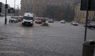 Abia a început ploaia şi  mai multe străzi din Cluj sunt deja inundate