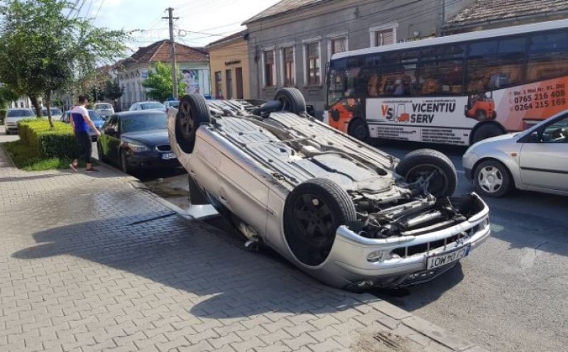 Maşină cu roţile în sus în centrul Dejului. Accidentul, surprins de camere de supraveghere ale unui magazin