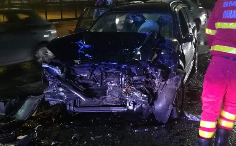 Accident la ieşirea din Cluj. Un BMW "a zburat" peste un parapet, o roată s-a desprins cu totul