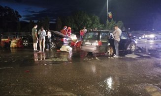Accident la ieşirea din Cluj. Un BMW "a zburat" peste un parapet, o roată s-a desprins cu totul