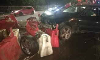 Accident la ieşirea din Cluj. Un BMW "a zburat" peste un parapet, o roată s-a desprins cu totul
