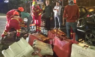 Accident la ieşirea din Cluj. Un BMW "a zburat" peste un parapet, o roată s-a desprins cu totul