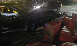 Accident la ieşirea din Cluj. Un BMW "a zburat" peste un parapet, o roată s-a desprins cu totul
