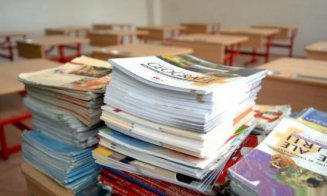 Legea manualului, neconstituţională. Orban: Visul lui Dragnea de a apărea pe coperta manualelor a eşuat, după decizia CCR