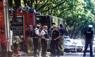 Un individ a înjunghiat la întâmplare oamenii aflaţi într-un autobuz