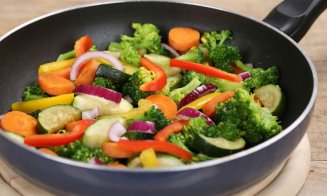 Știați că există cinci legume, care sunt mai sănătoase dacă le consumați gătite, decât crude?