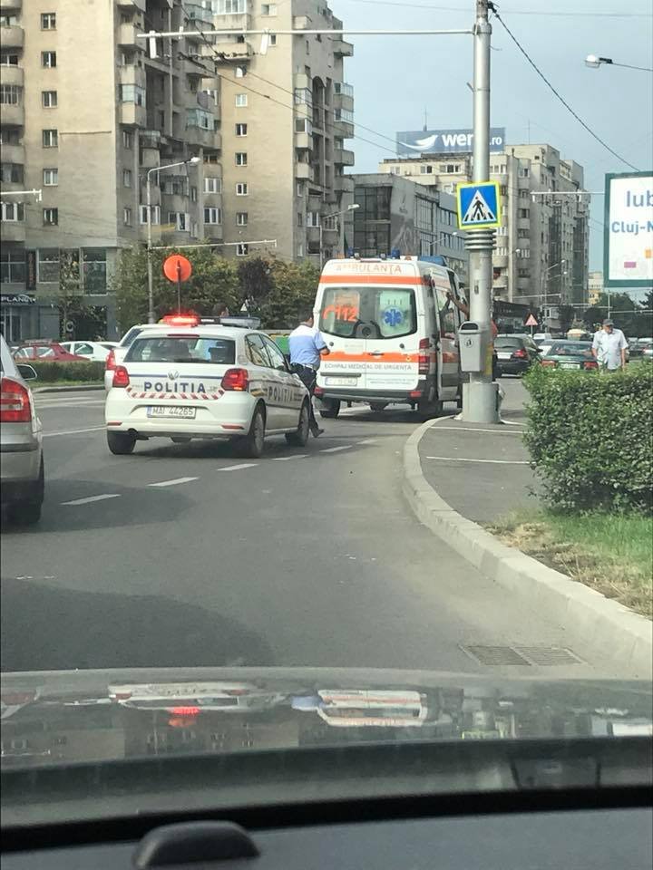 Pieton lovit pe trecere într-un cartier aglomerat al Clujului
