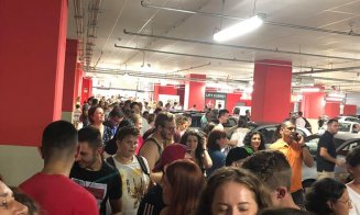 Magazin luat cu asalt de sute de oameni pentru brățări gratis la UNTOLD. Cu ce s-au ales după ore de așteptare