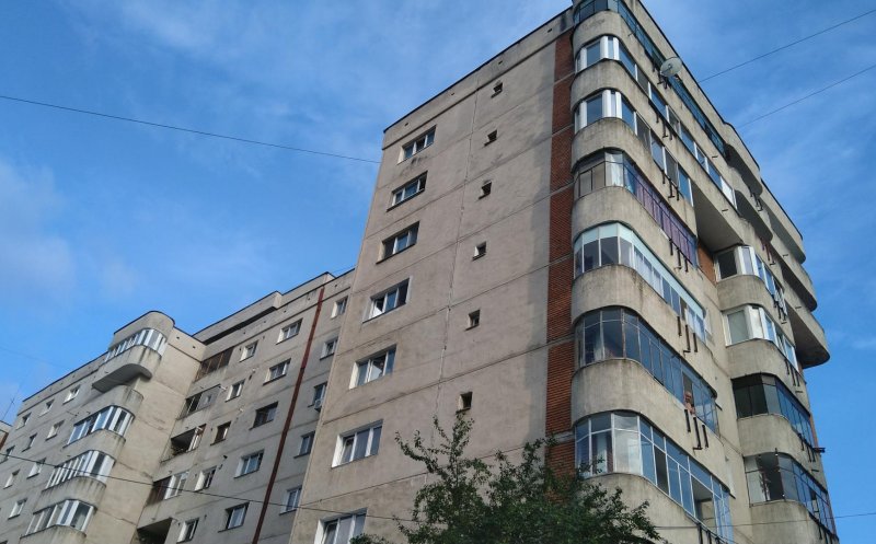 Bărbatul care a căzut în gol de pe un bloc din Mănăștur a decedat. Polițiștii au reușit să-l identifice