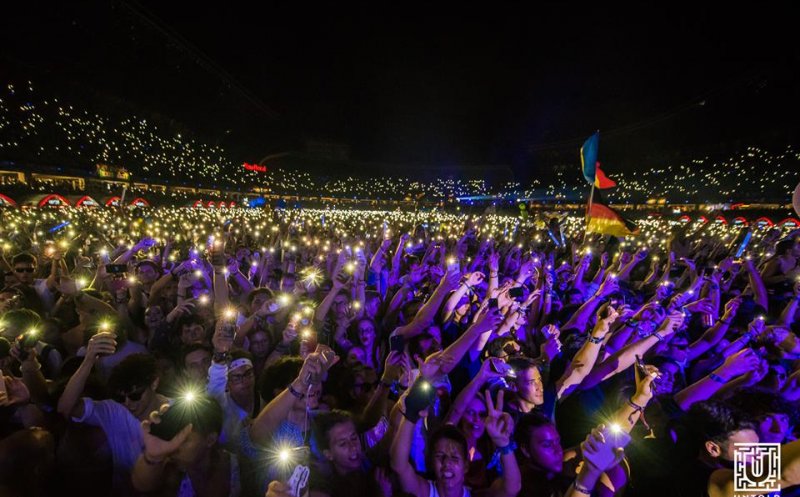 Mesajele anti PSD continuă la Untold. Participanţii au stat la rând ca să-şi facă poză, deşi la 5 metri era parcat un Rolls-Royce