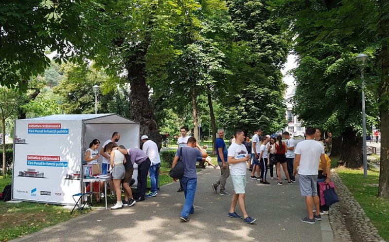 Îmbrățișări gratuite pentru semnături "Fără Penali" la Untold