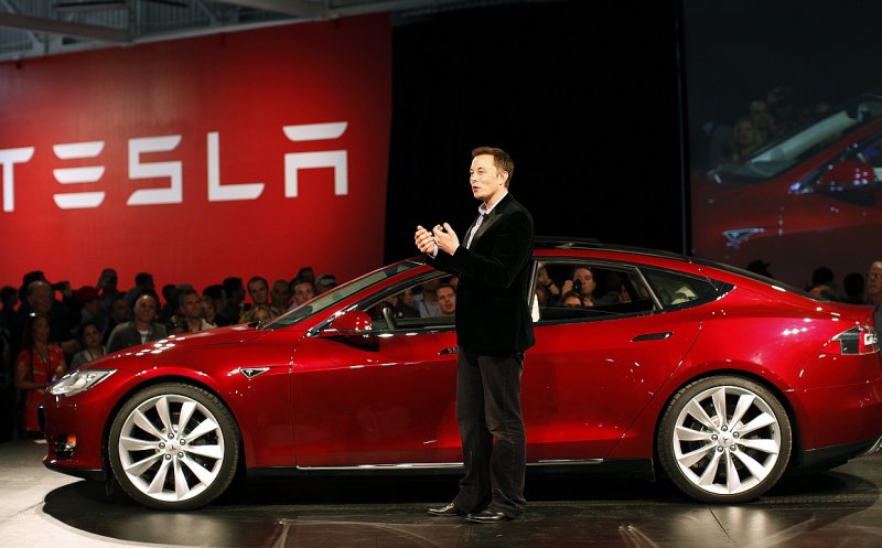 Tesla îşi construieşte propriul sistem de inteligenţă artificială pentru maşini autonome