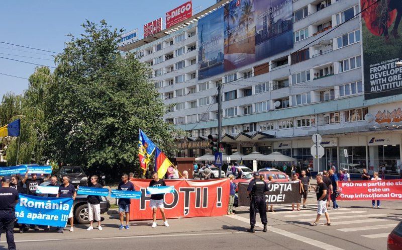 Românii din Diaspora au ajuns la Cluj-Napoca. Au fost aşteptaţi cu bannere şi scandări anti PSD