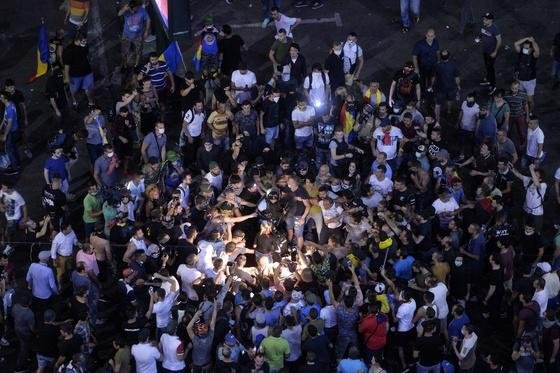 Starea jandarmeriței rănite în Piața Victoriei. Ce spune ministrul Sănătății
