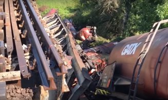 Un viaduct s-a rupt sub un tren încărcat cu biodiesel, mai multe vagoane au căzut într-o râpă