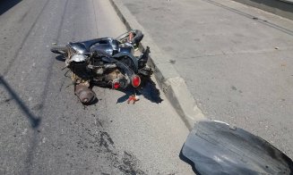 Cluj: Motoscuter făcut praf şi o maşină avariată. Tânărul care îl conducea s-a ales cu dosar penal