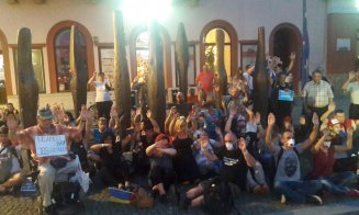 Clujenii au protestat, cu mâinile ridicate, împotriva abuzurilor Jandarmeriei Bucureşti