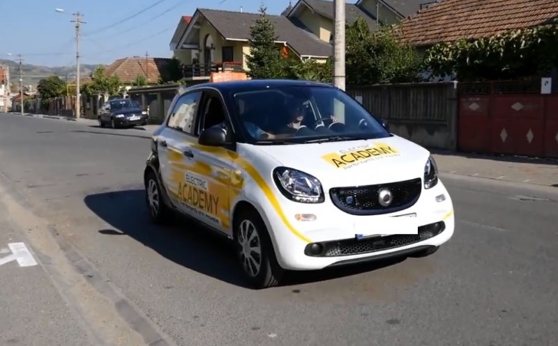Clujul mai bifează o premieră. Maşină electrică pentru şcoala de şoferi