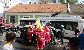 Maşină răsturnată în centrul Clujului. Şoferul este încarcerat, traficul este complet blocat