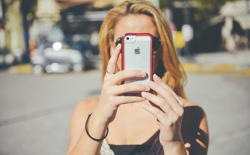 De ce îşi fac femeile selfie-uri sexy? Un studiu pe 68.000 de poze de pe Instagram şi Twitter a găsit răspunsul