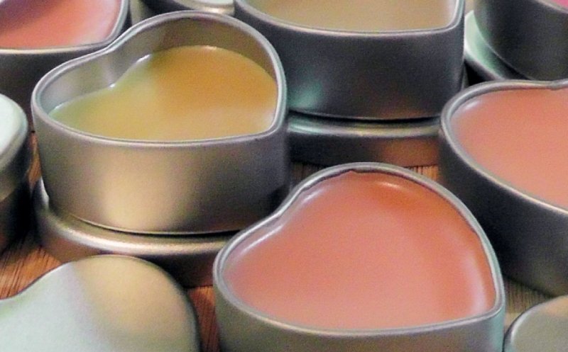 Balsam de buze homemade. O reţetă simplă pentru buze sănătoase