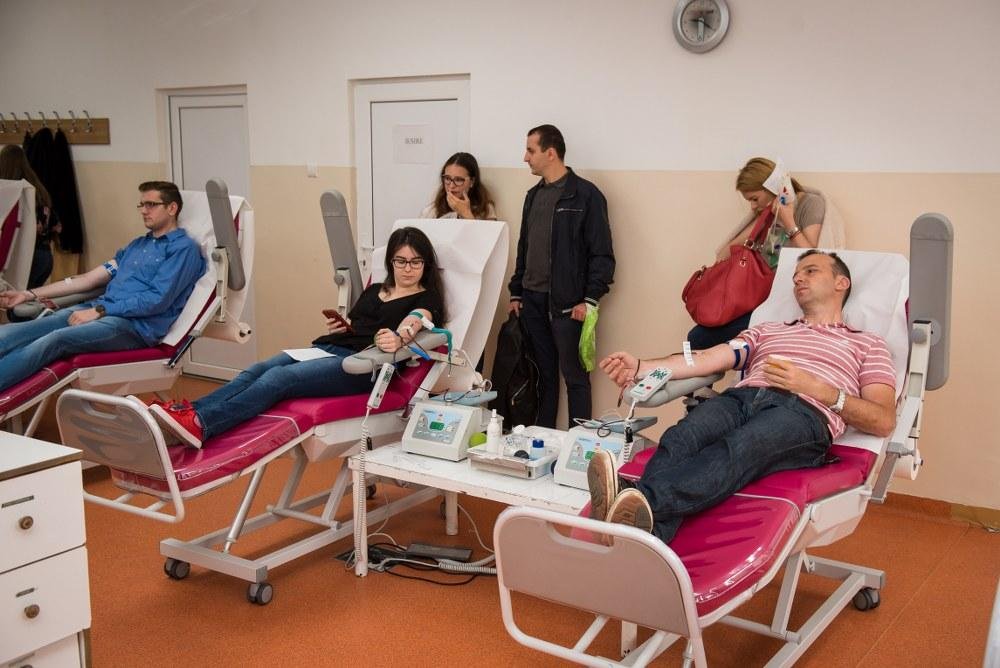 Exemplu pentru clujeni. Angajaţii Primăriei merg să doneze sânge + aplicaţie inspirată de suedezi