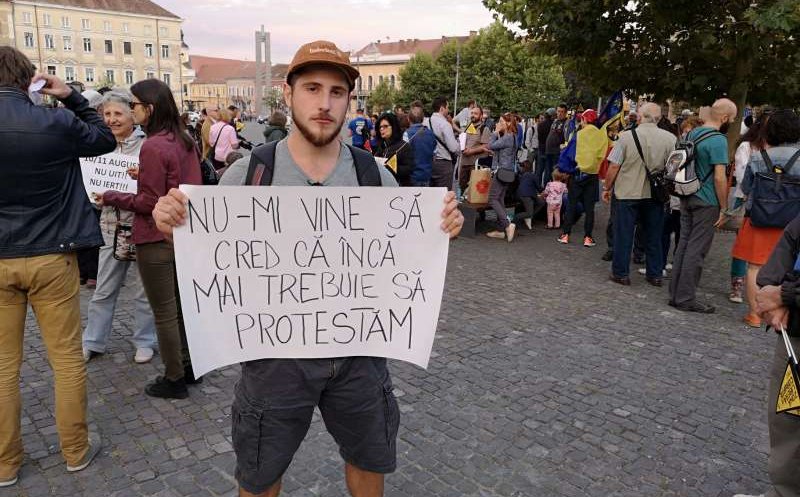 Aproximativ 100 de clujeni au cerut, în stradă, demisia guvernului