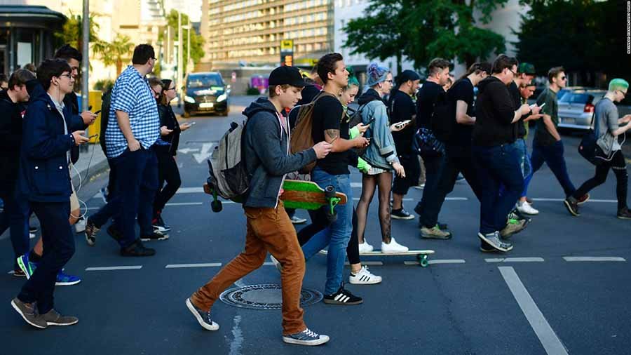 Adolescenţii preferă să vorbească prin SMS, decât faţa în faţă